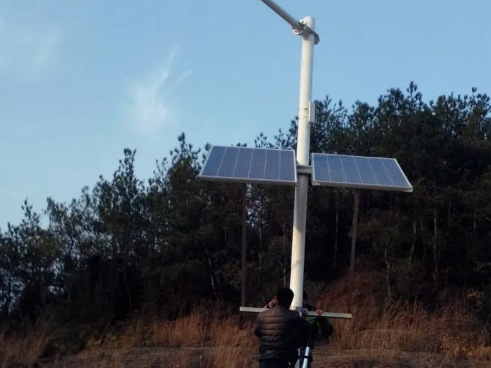 太陽能(néng)供電(diàn)系統：交通(tōng)道(dào)路(lù)監控的(de)可(kě)靠後盾