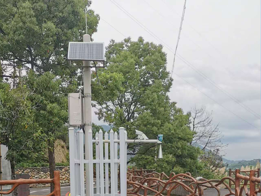 太陽能(néng)供電(diàn)系統在防溺水(shuǐ)應用(yòng)中的(de)多(duō)重優勢與廣泛應用(yòng)