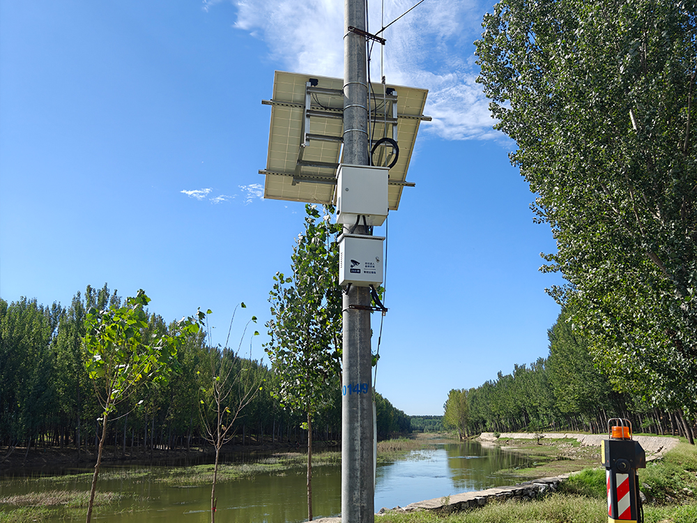 太陽能(néng)供電(diàn)系統：以綠(lǜ)色能(néng)源守護洩洪道(dào)安全的(de)“隐形衛士”