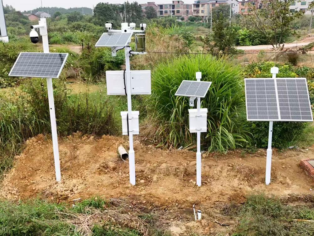 太陽能(néng)供電(diàn)系統賦能(néng)降雨(yǔ)量監測儀：構建全天候綠(lǜ)色監測網絡
