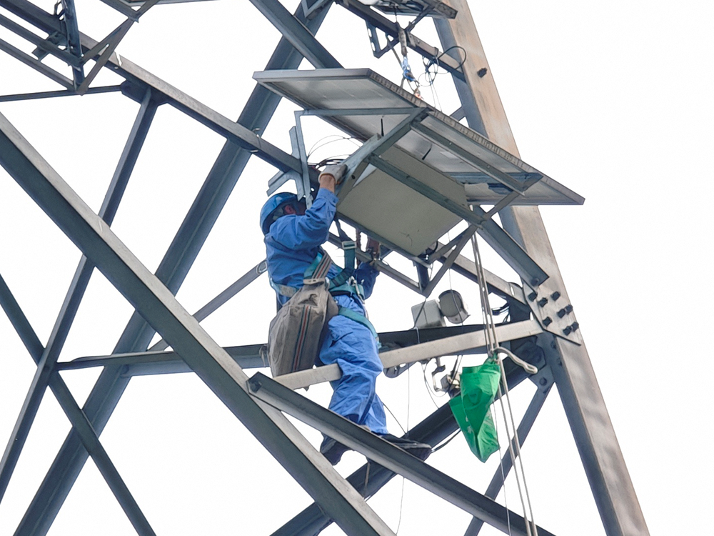 綠(lǜ)能(néng)守護者：太陽能(néng)供電(diàn)系統賦能(néng)紅(hóng)外(wài)球機(jī)，全天候織就(jiù)電(diàn)力傳輸安全網