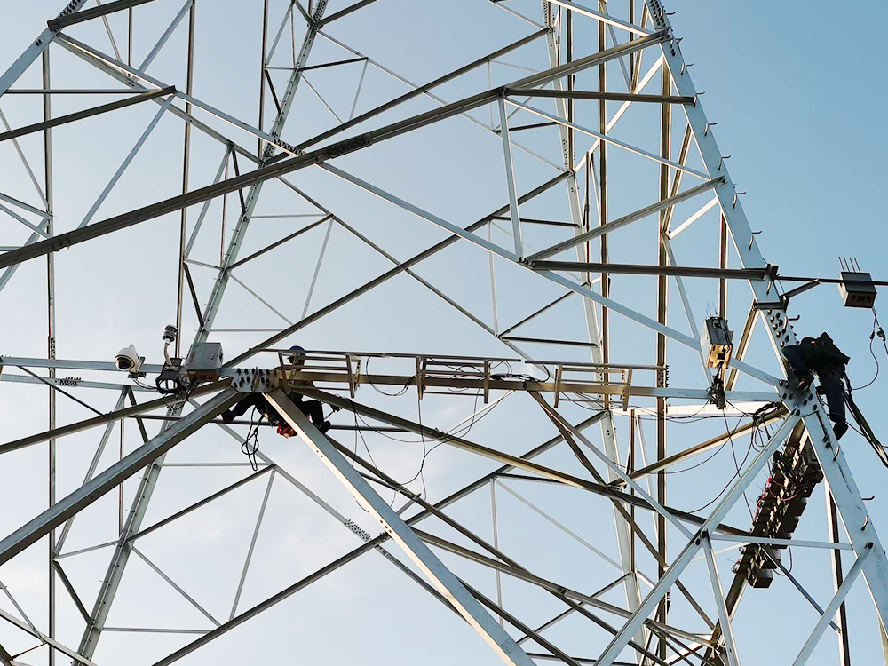 太陽能(néng)供電(diàn)系統：高(gāo)壓電(diàn)鐵(tiě)塔傾斜監控的(de)綠(lǜ)色守護者