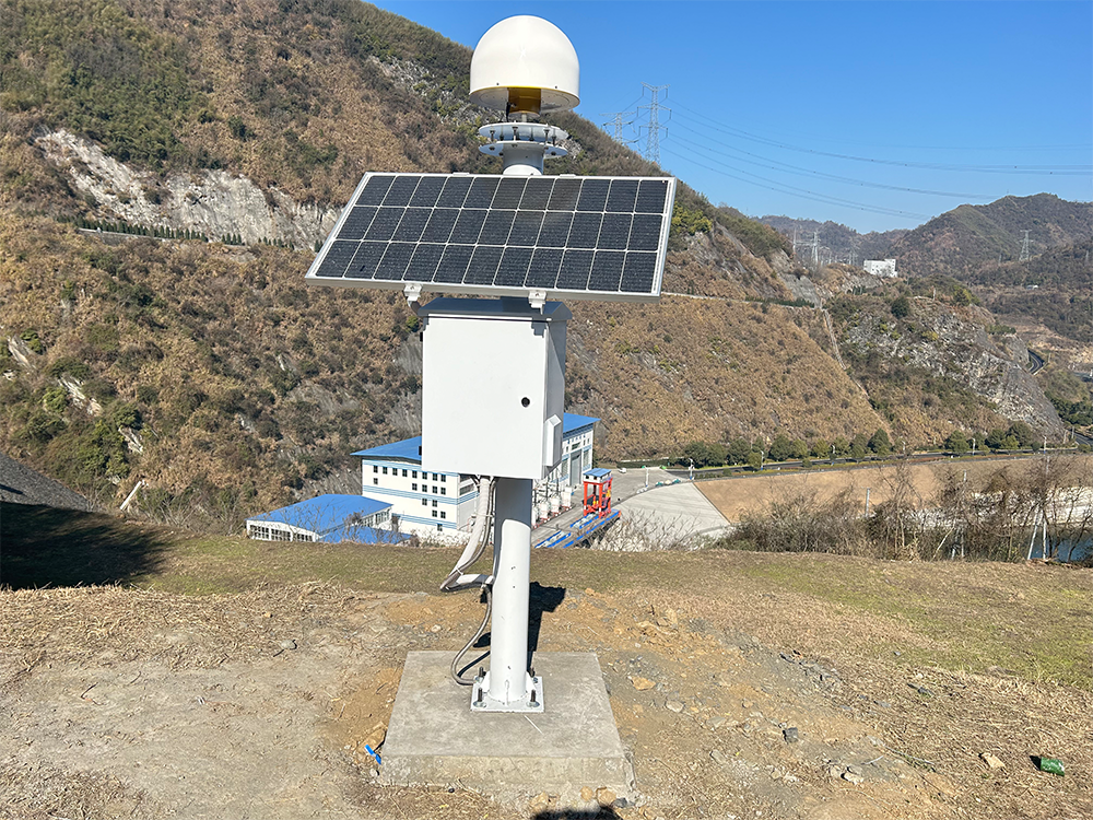 綠(lǜ)色守護者：太陽能(néng)供電(diàn)系統賦能(néng)水(shuǐ)庫大(dà)壩GNSS監測的(de)科(kē)技(jì)革命